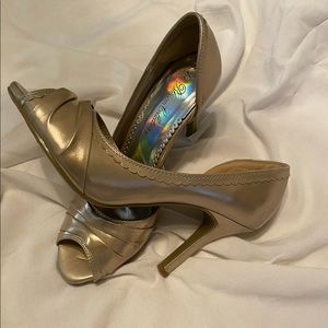 Gold Pumps